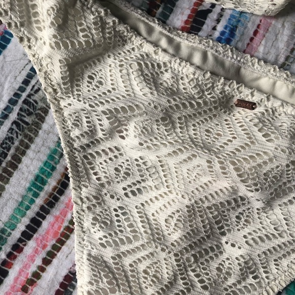 🌊ROXY white flutter textured MEDIUM bikini set - Picture 8 of 16